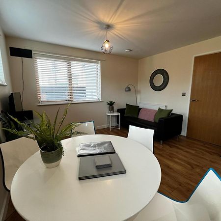 Three Bedroom Townhouse With Parking テルフォード エクステリア 写真