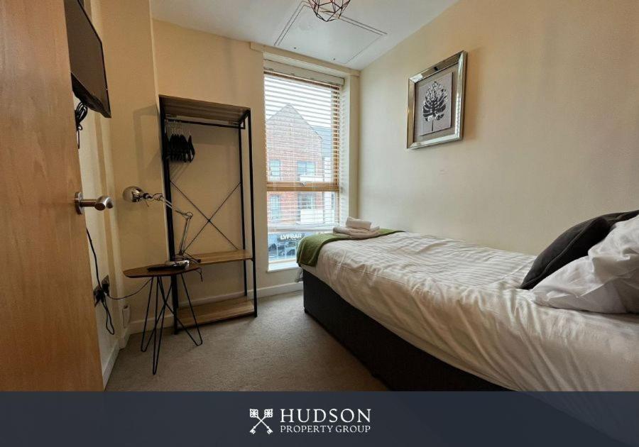 Three Bedroom Townhouse With Parking テルフォード エクステリア 写真