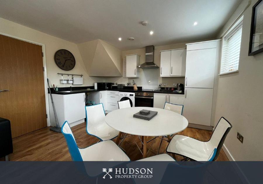 Three Bedroom Townhouse With Parking テルフォード エクステリア 写真