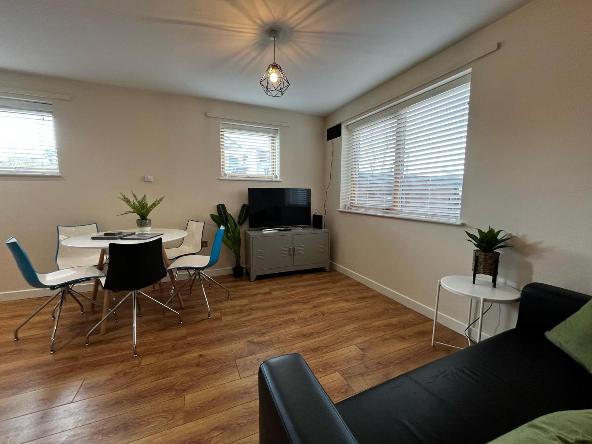 Three Bedroom Townhouse With Parking テルフォード エクステリア 写真