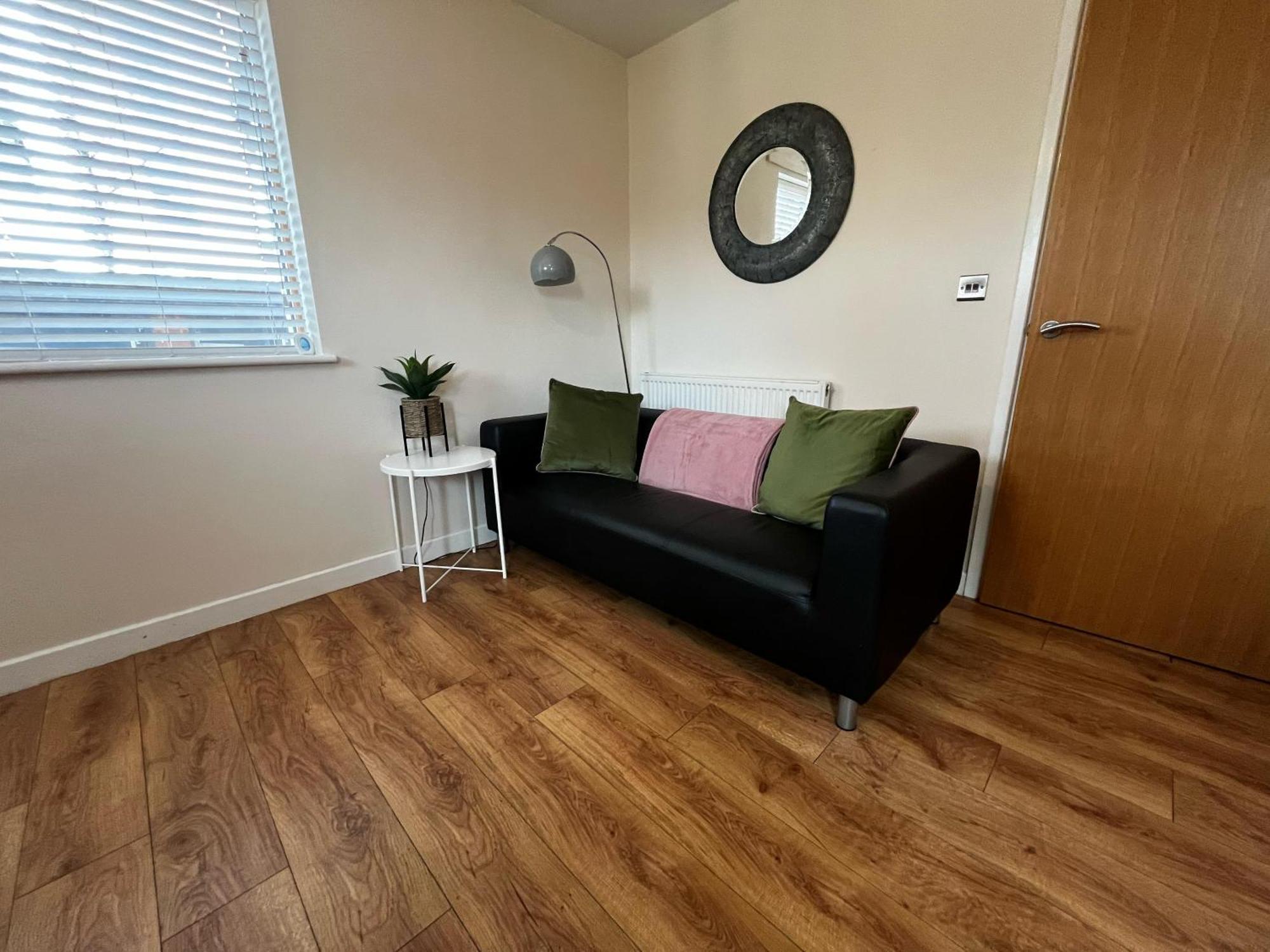 Three Bedroom Townhouse With Parking テルフォード エクステリア 写真