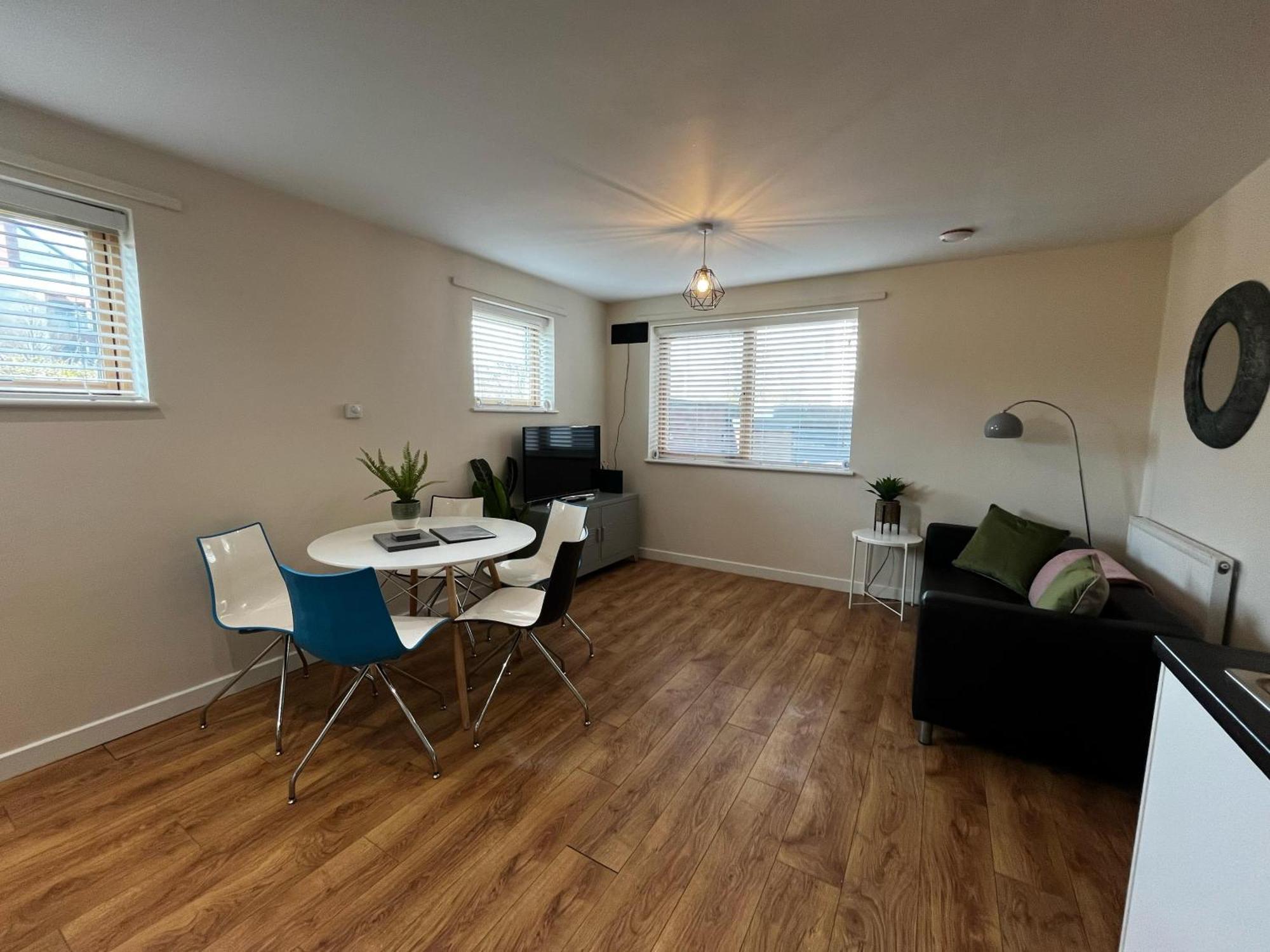 Three Bedroom Townhouse With Parking テルフォード エクステリア 写真