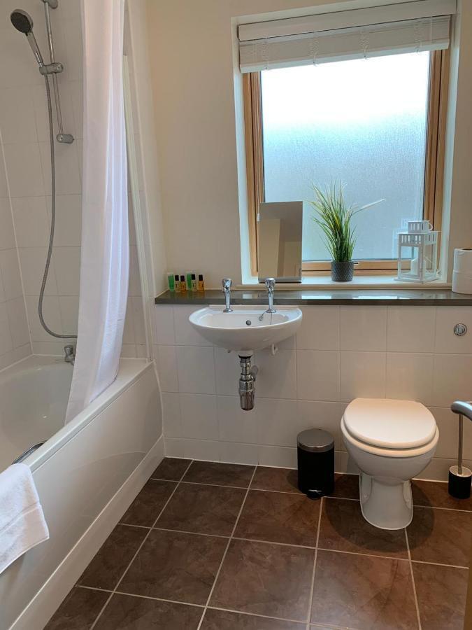 Three Bedroom Townhouse With Parking テルフォード エクステリア 写真